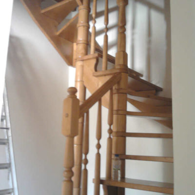 Ξύλινη εσωτερική σκάλας με ξύλινο κάγκελο