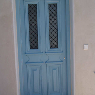 Παραδοσιακή δίφυλλη πόρτα κανδρέτα και ανοιγόμενα τζαμιλίκια
